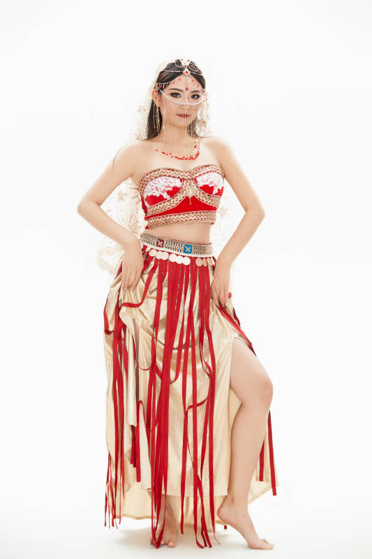 穿着印度传统风格服饰的肚皮舞演员图片