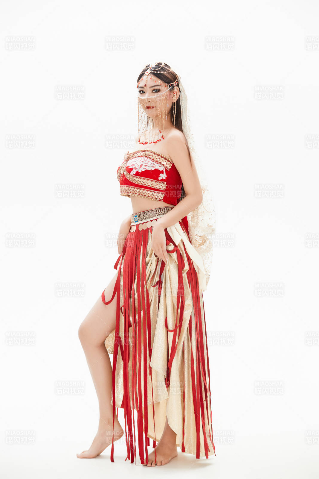 穿着印度传统风格服饰的肚皮舞演员图片