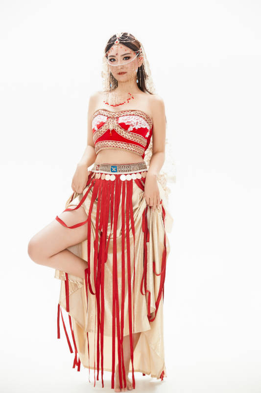 穿着印度传统风格服饰的肚皮舞演员图片