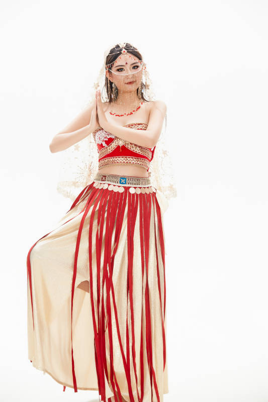 穿着印度传统风格服饰的肚皮舞演员图片