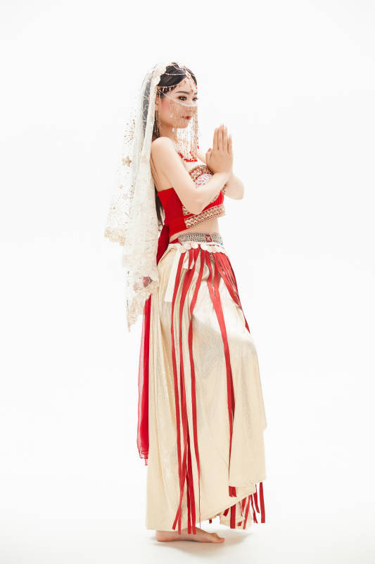 穿着印度传统风格服饰的肚皮舞演员图片