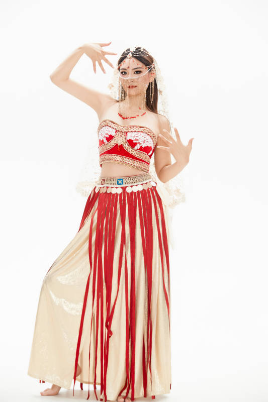 穿着印度传统风格服饰的肚皮舞演员图片