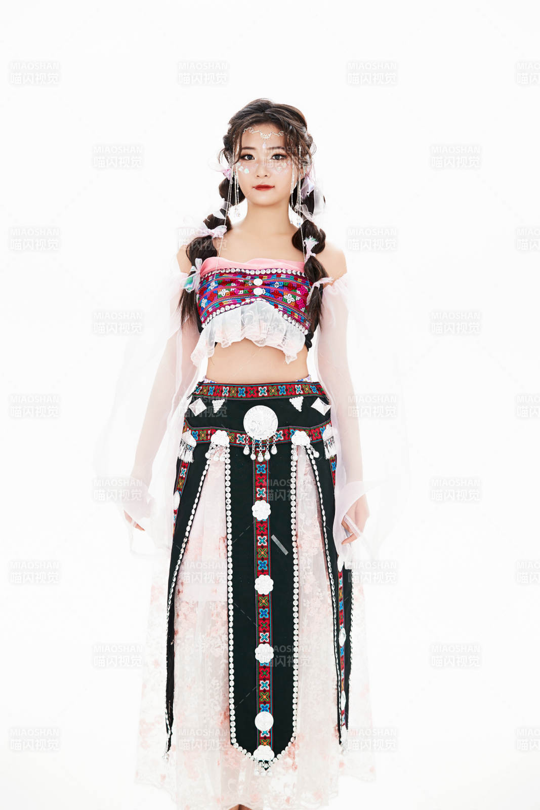 身穿中国少数民族哈尼族服饰的亚洲女性图片