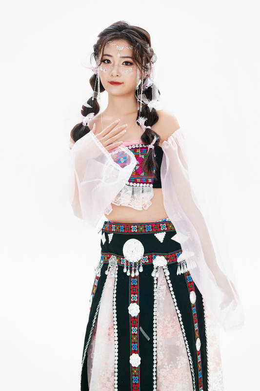 身穿中国少数民族哈尼族服饰的亚洲女性图片