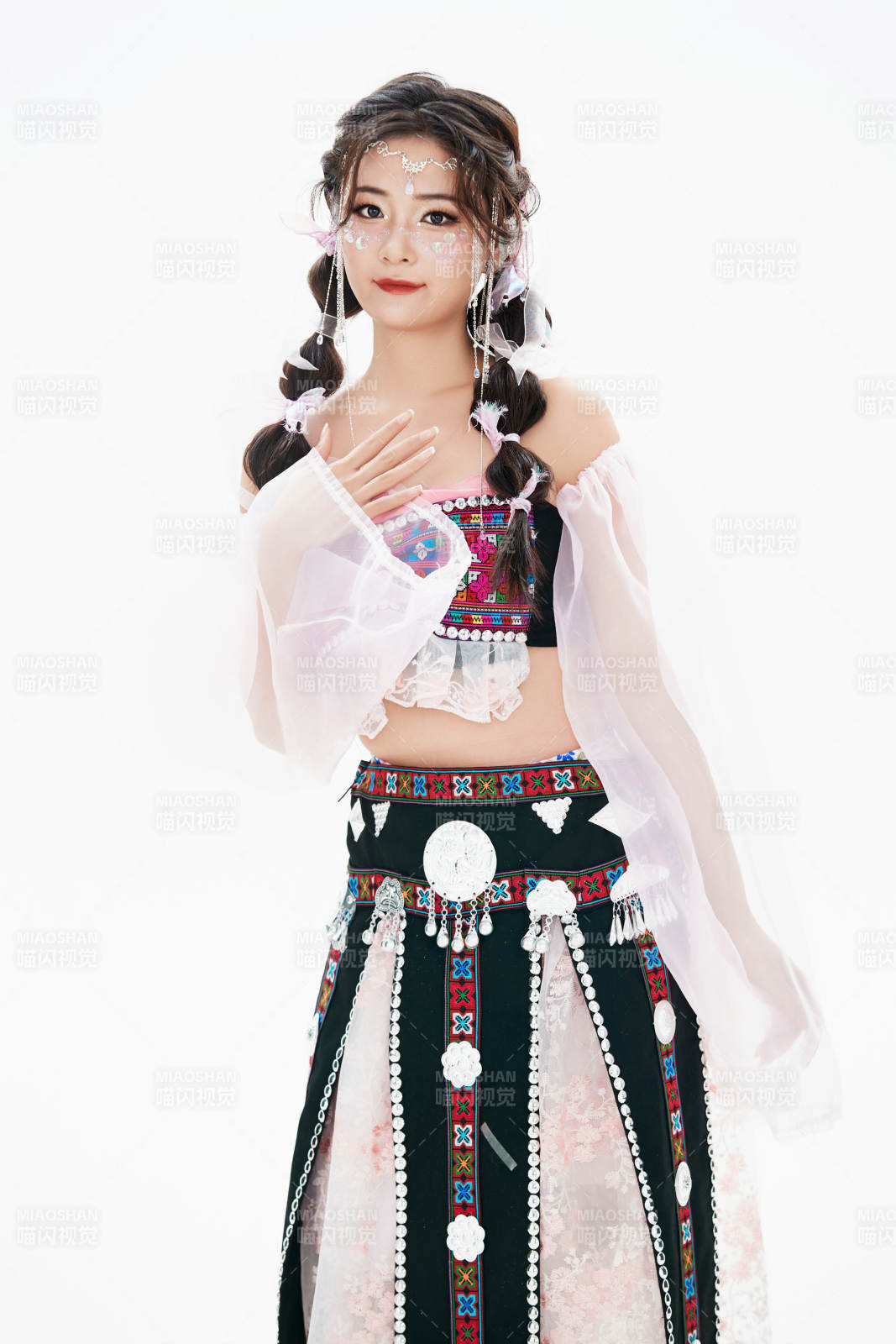 身穿中国少数民族哈尼族服饰的亚洲女性图片