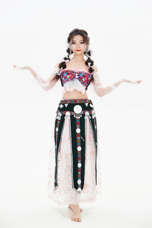 身穿中国少数民族哈尼族服饰的亚洲女性图片