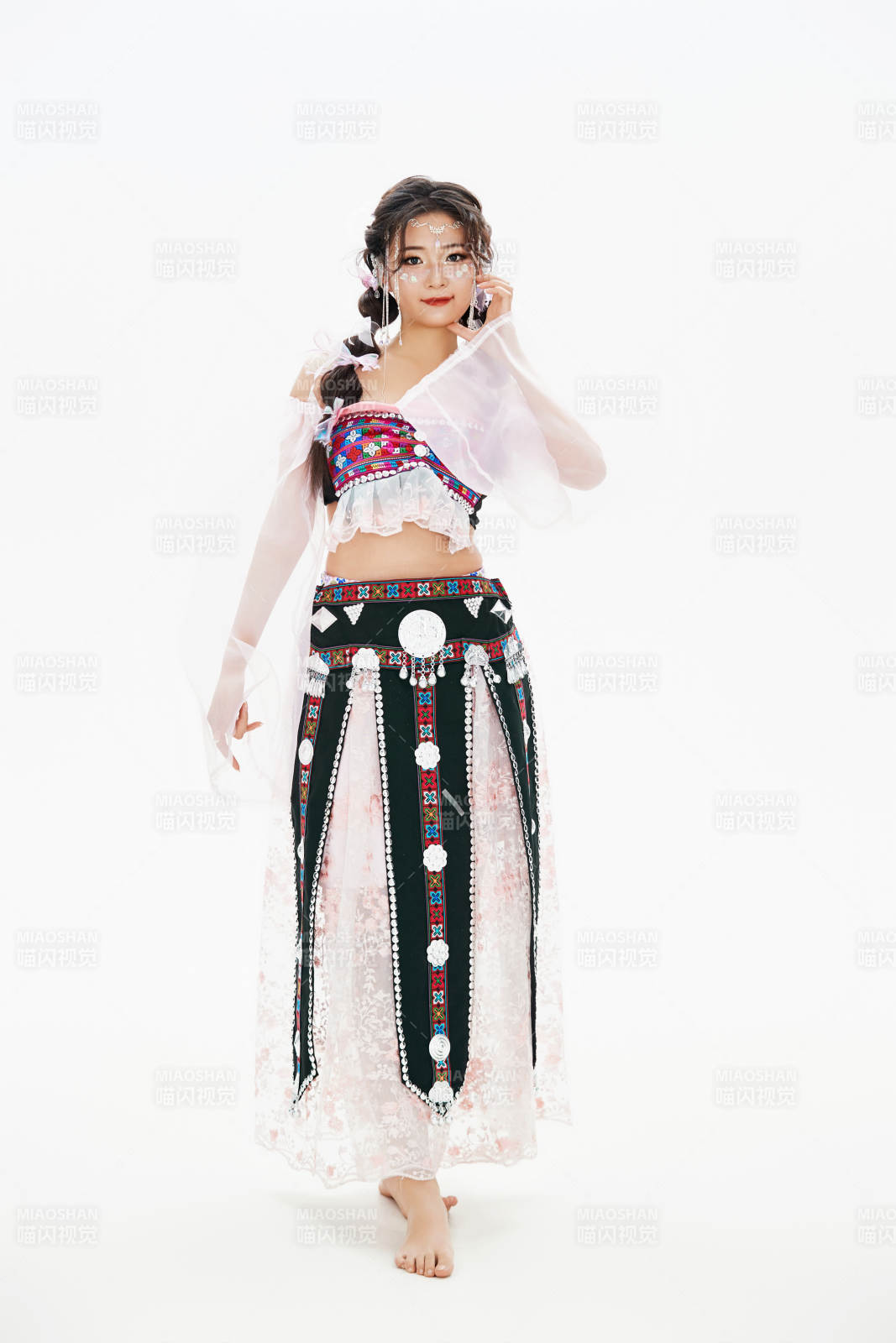 身穿中国少数民族哈尼族服饰的亚洲女性图片