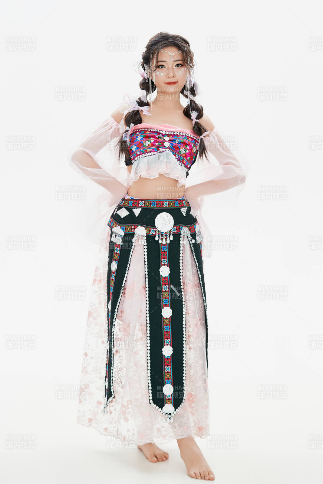 身穿中国少数民族哈尼族服饰的亚洲女性图片