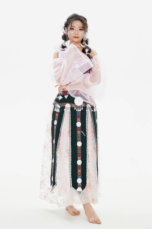 身穿中国少数民族哈尼族服饰的亚洲女性图片