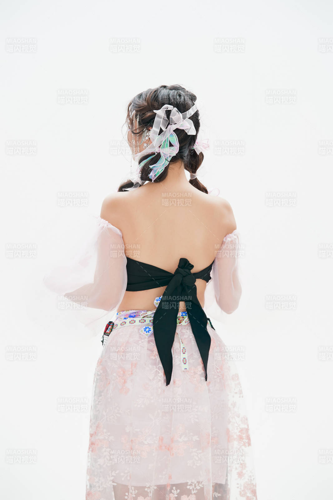 身穿中国少数民族哈尼族服饰的亚洲女性图片