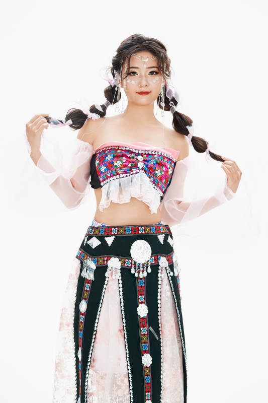 身穿中国少数民族哈尼族服饰的亚洲女性图片