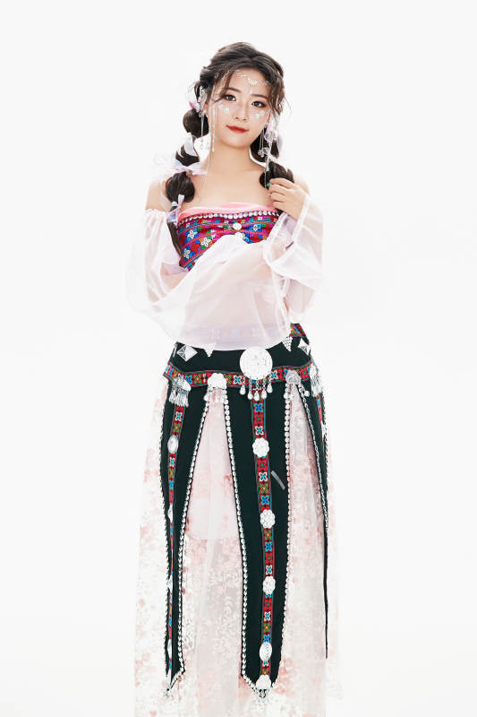 身穿中国少数民族哈尼族服饰的亚洲女性图片