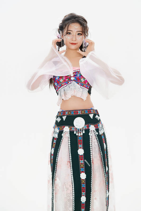 身穿中国少数民族哈尼族服饰的亚洲女性图片