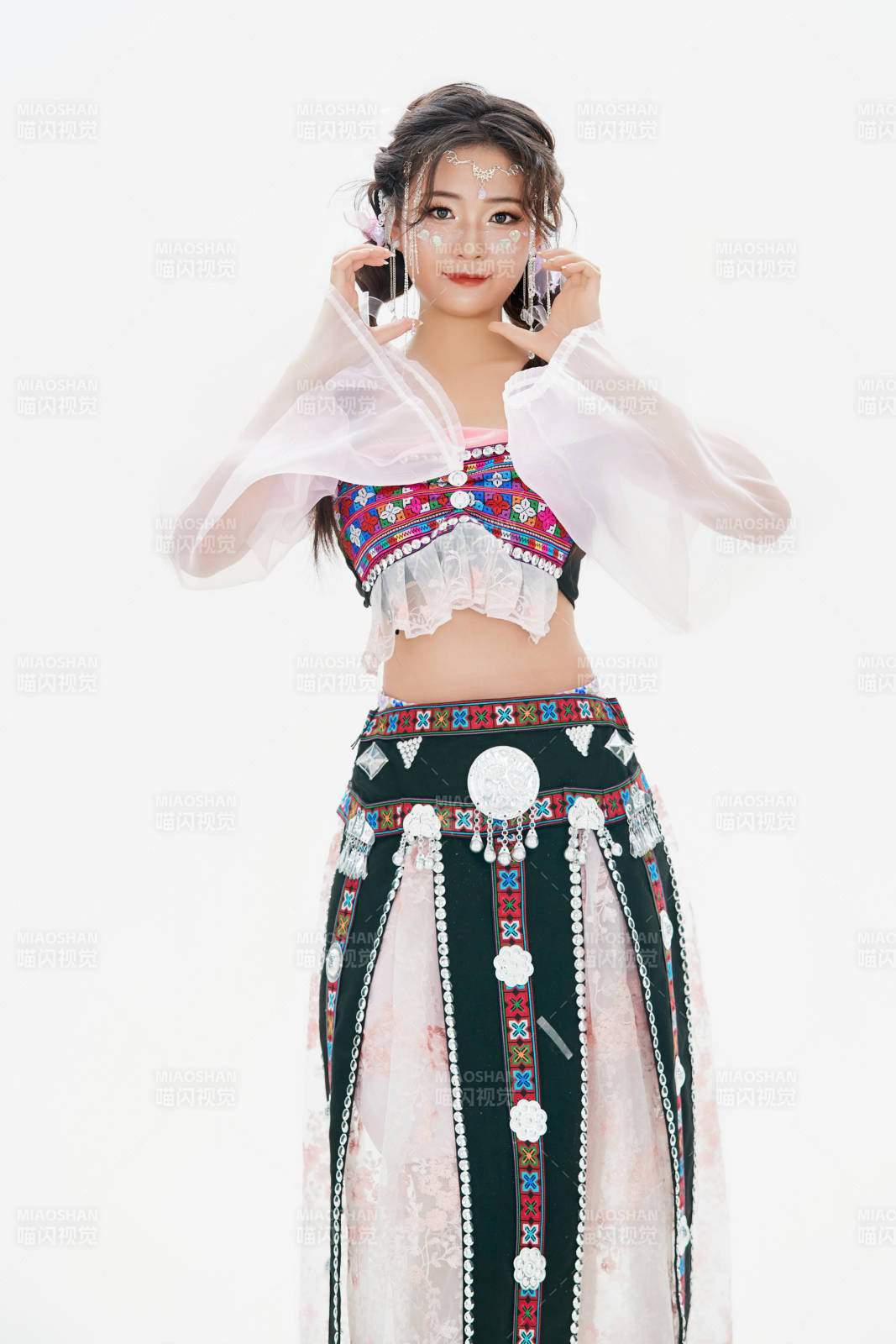 身穿中国少数民族哈尼族服饰的亚洲女性图片