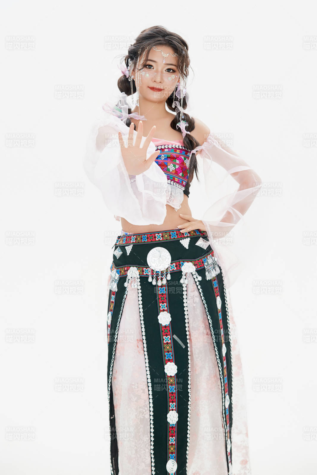 身穿中国少数民族哈尼族服饰的亚洲女性图片