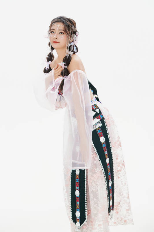 身穿中国少数民族哈尼族服饰的亚洲女性图片