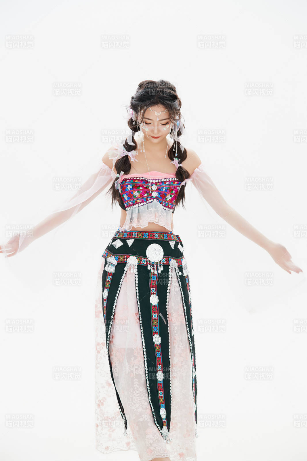 身穿中国少数民族哈尼族服饰的亚洲女性图片