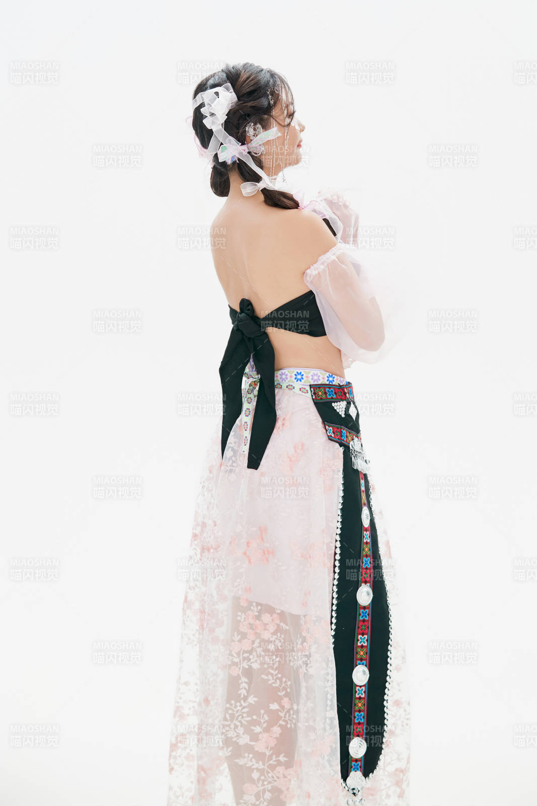 身穿中国少数民族哈尼族服饰的亚洲女性图片