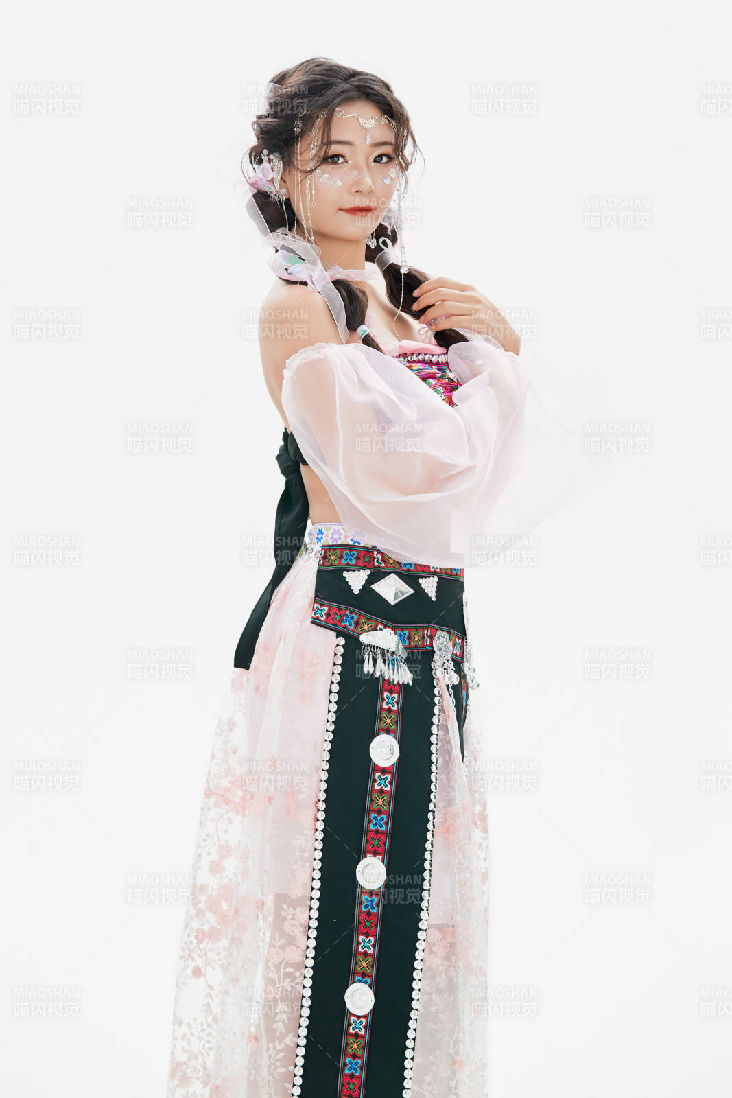 身穿中国少数民族哈尼族服饰的亚洲女性图片