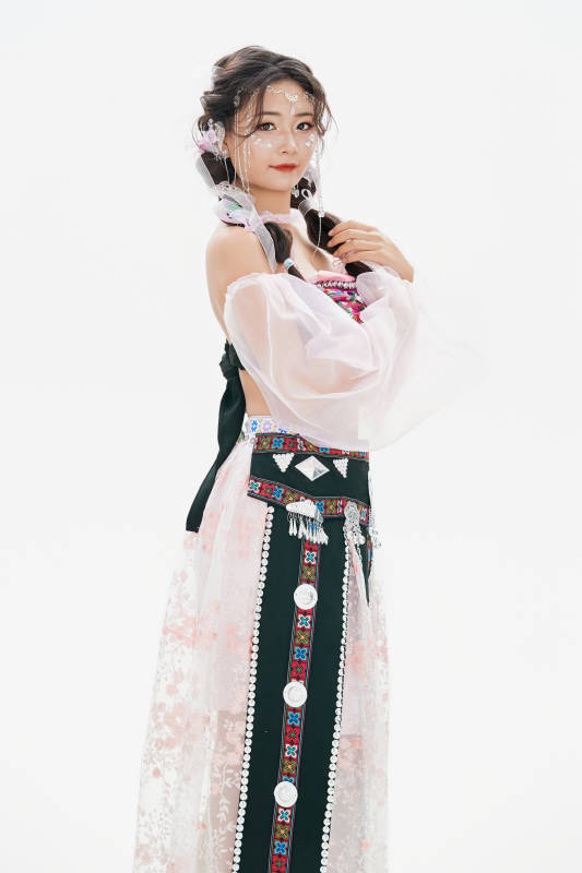 身穿中国少数民族哈尼族服饰的亚洲女性图片