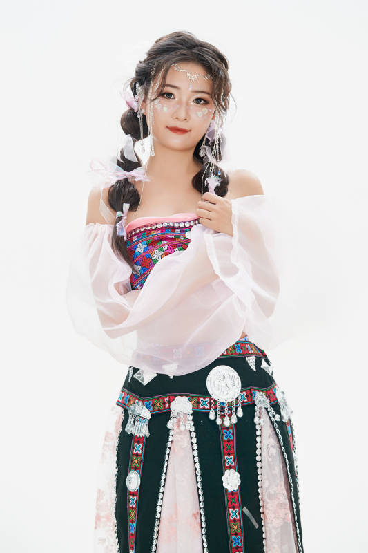 身穿中国少数民族哈尼族服饰的亚洲女性图片