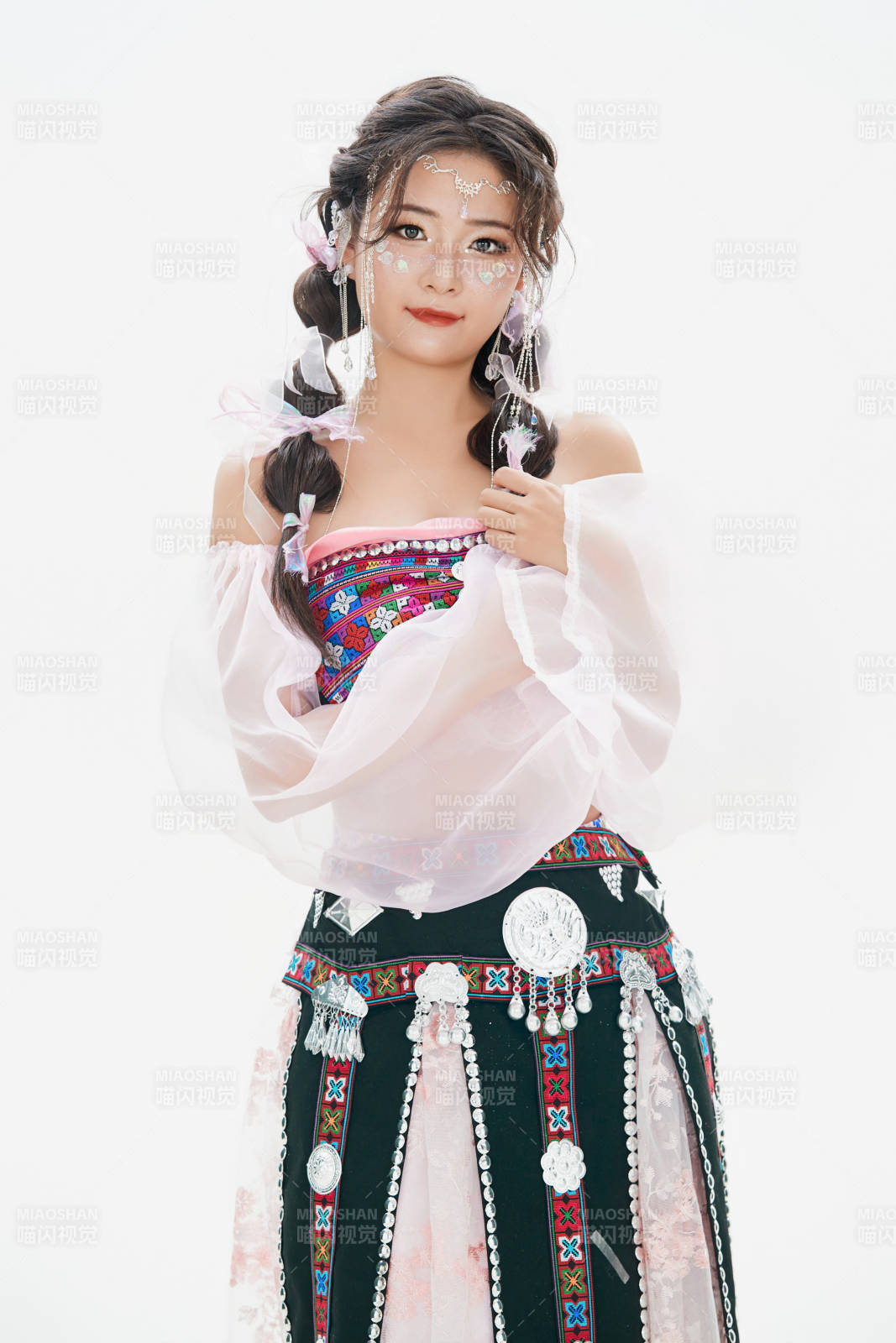 身穿中国少数民族哈尼族服饰的亚洲女性图片