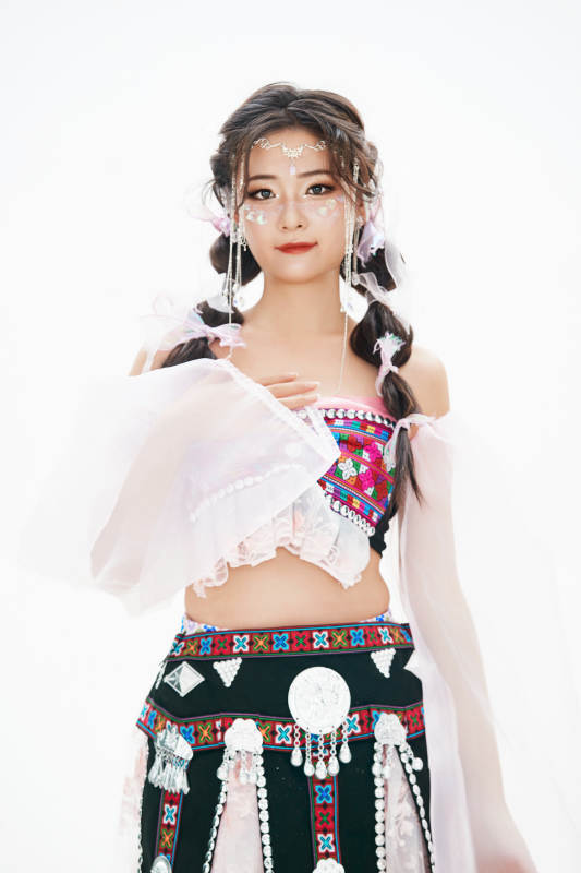 身穿中国少数民族哈尼族服饰的亚洲女性图片