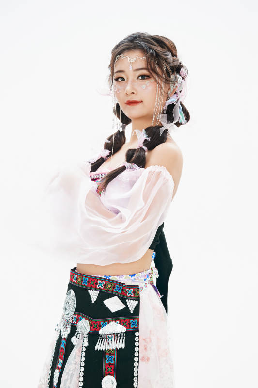 身穿中国少数民族哈尼族服饰的亚洲女性图片