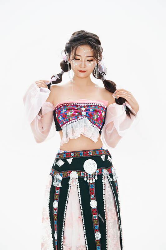 身穿中国少数民族哈尼族服饰的亚洲女性图片