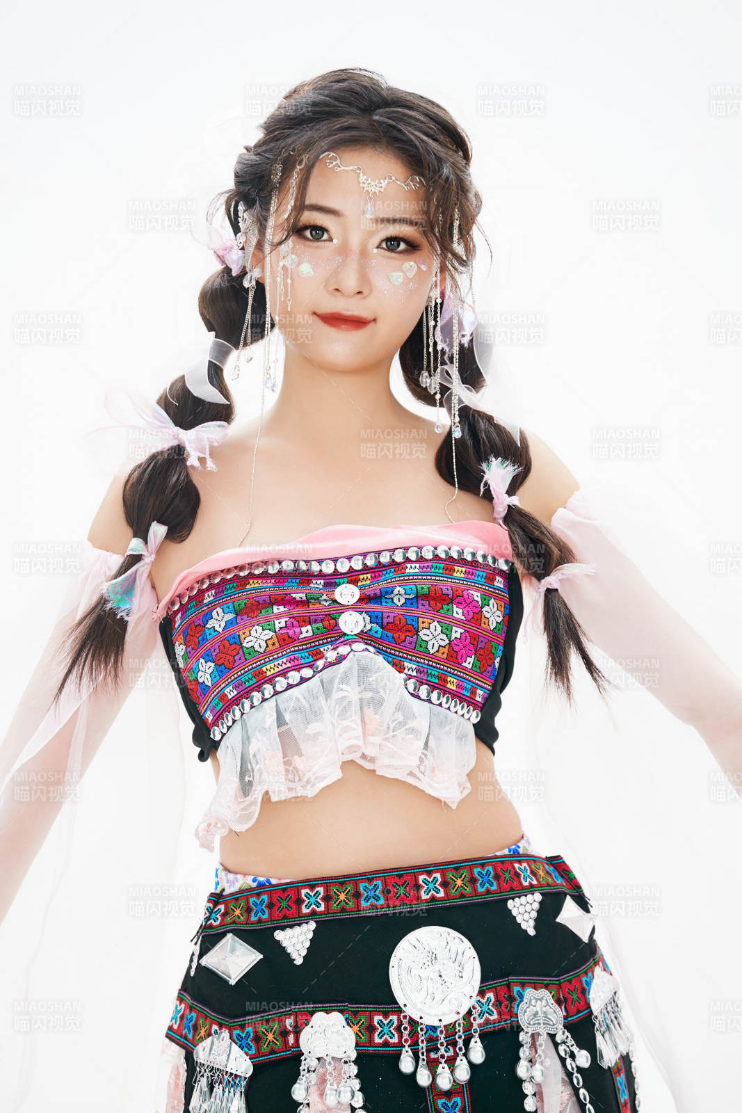 身穿中国少数民族哈尼族服饰的亚洲女性图片