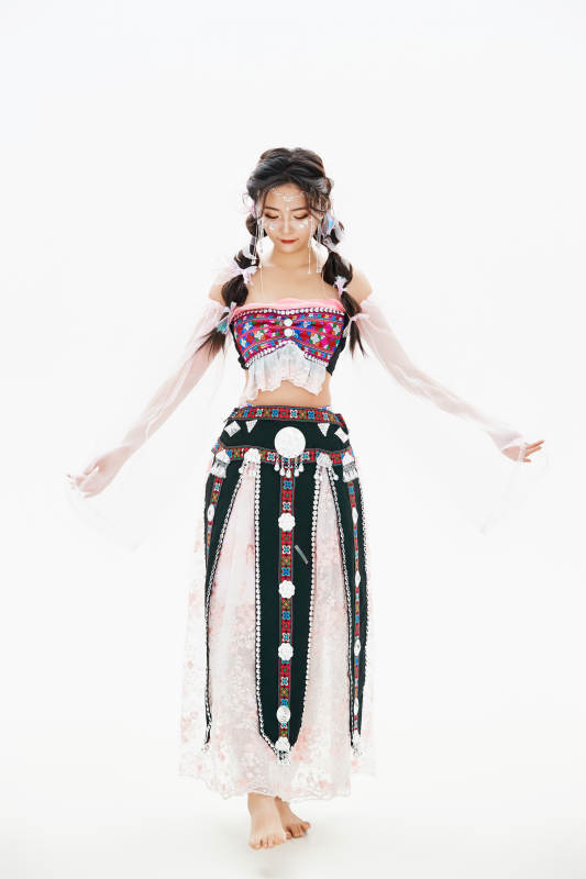 身穿中国少数民族哈尼族服饰的亚洲女性图片