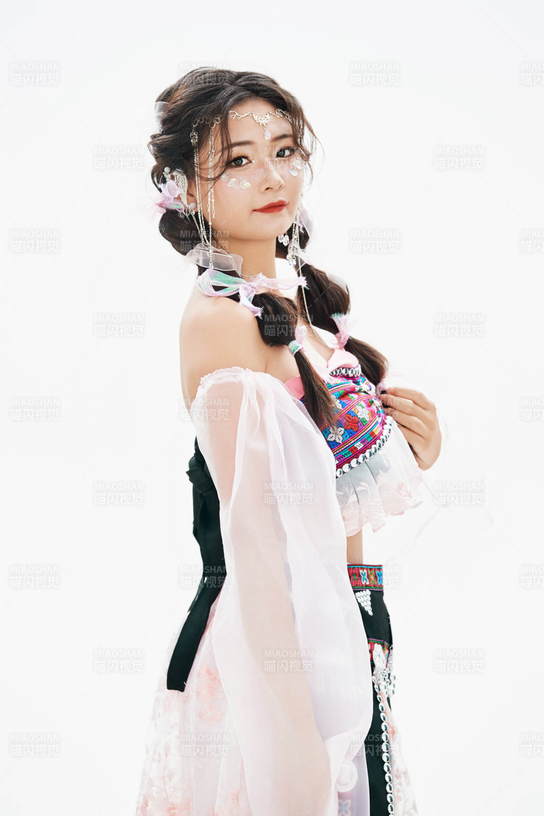 身穿中国少数民族哈尼族服饰的亚洲女性图片