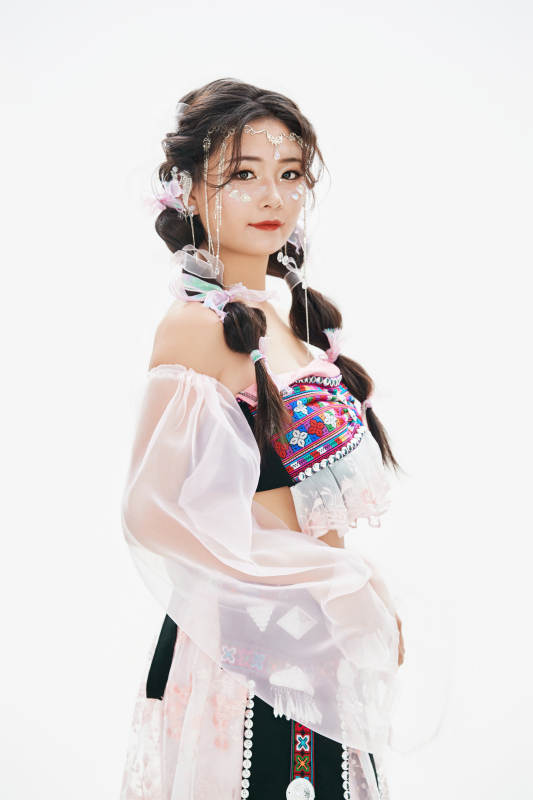 身穿中国少数民族哈尼族服饰的亚洲女性图片