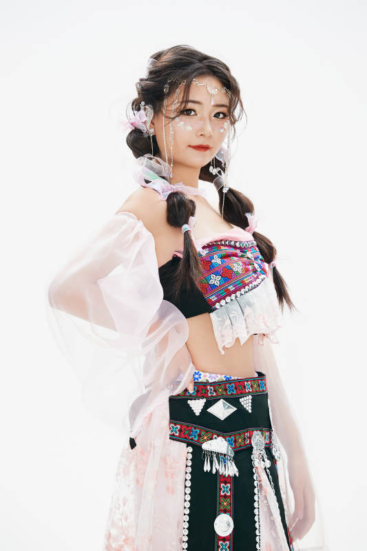 身穿中国少数民族哈尼族服饰的亚洲女性图片