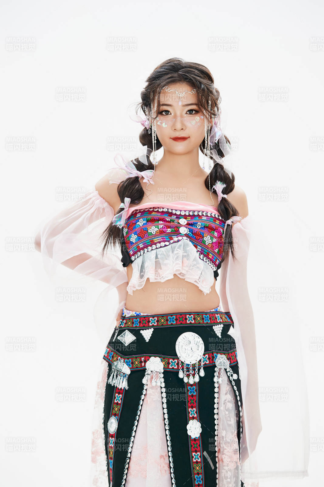 身穿中国少数民族哈尼族服饰的亚洲女性图片