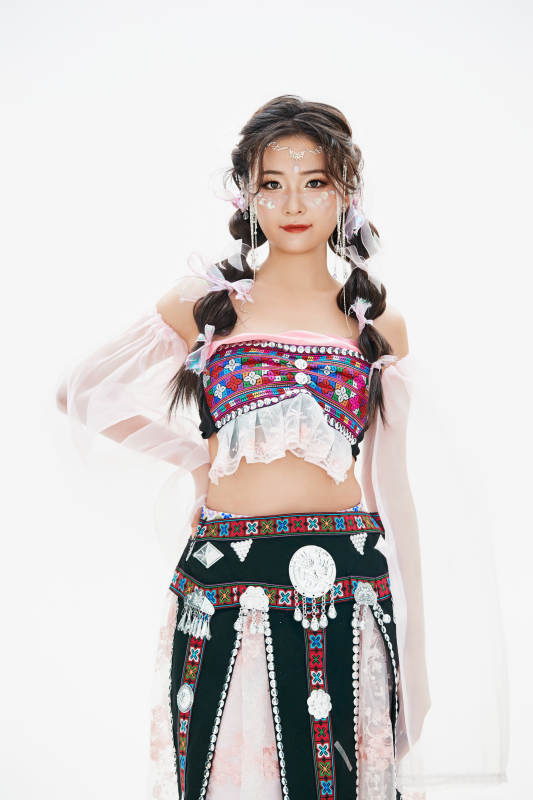 身穿中国少数民族哈尼族服饰的亚洲女性图片