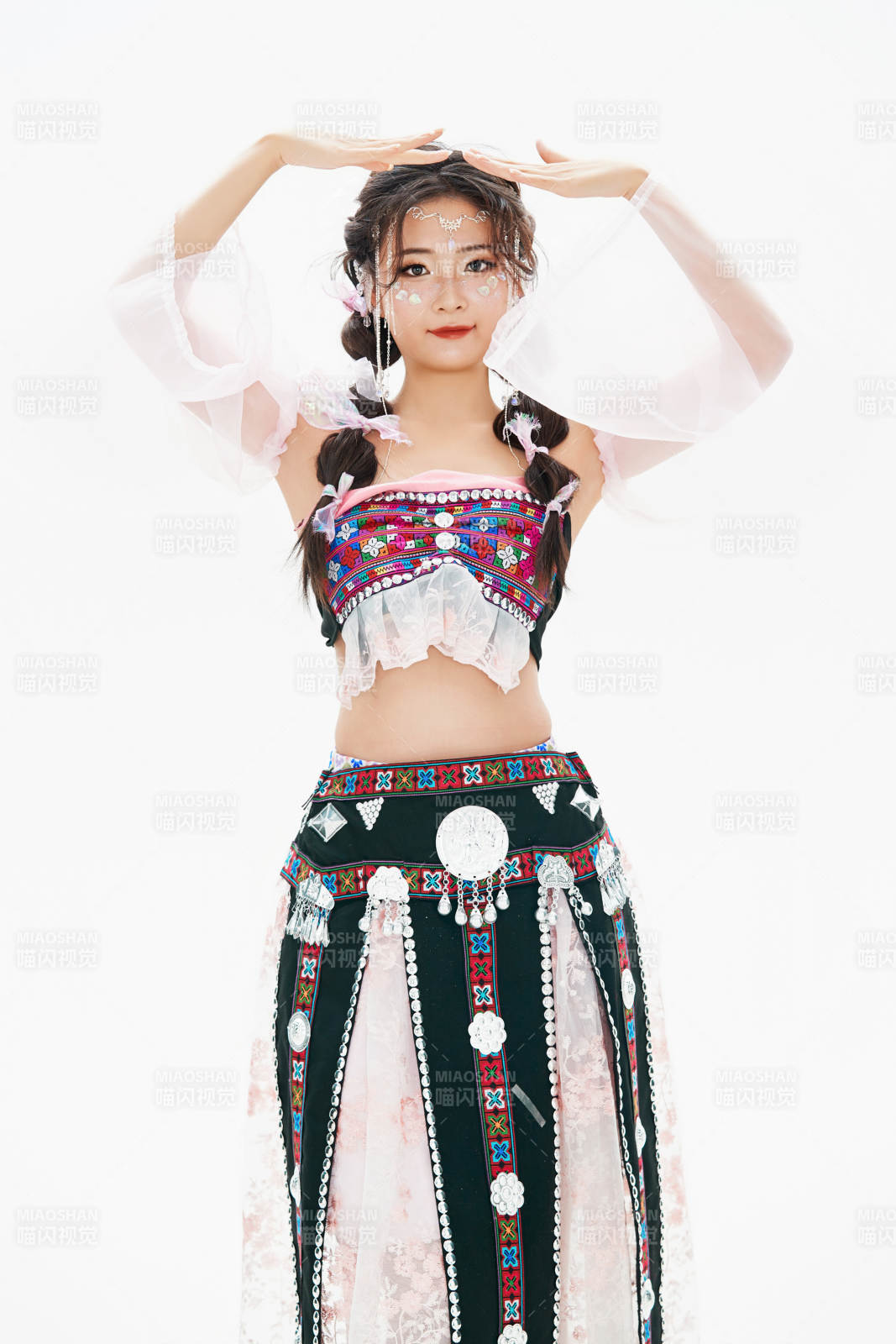 身穿中国少数民族哈尼族服饰的亚洲女性图片