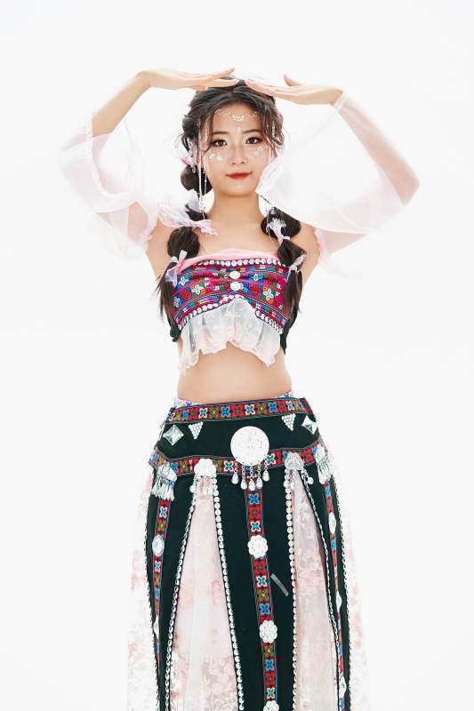 身穿中国少数民族哈尼族服饰的亚洲女性图片