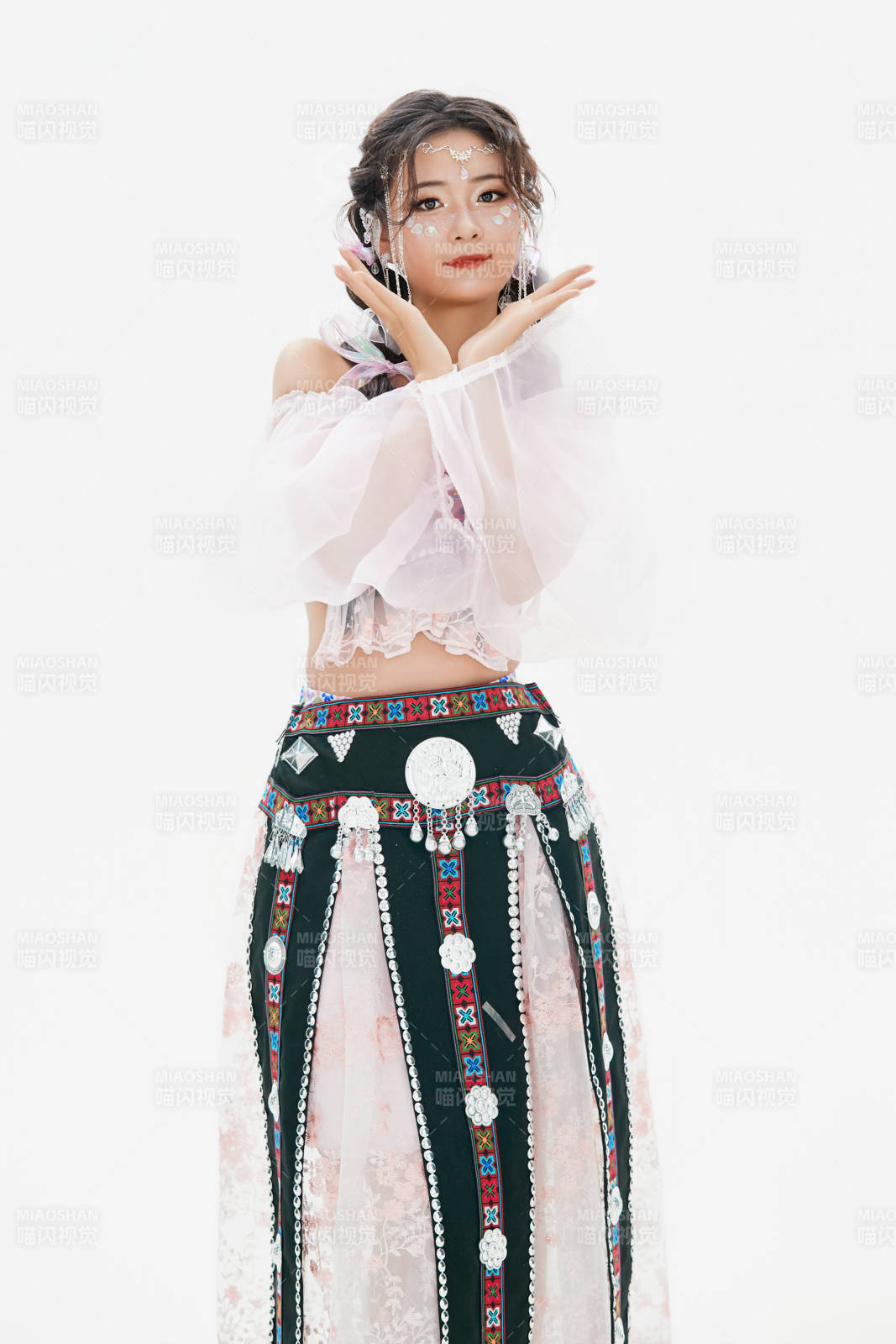 身穿中国少数民族哈尼族服饰的亚洲女性图片