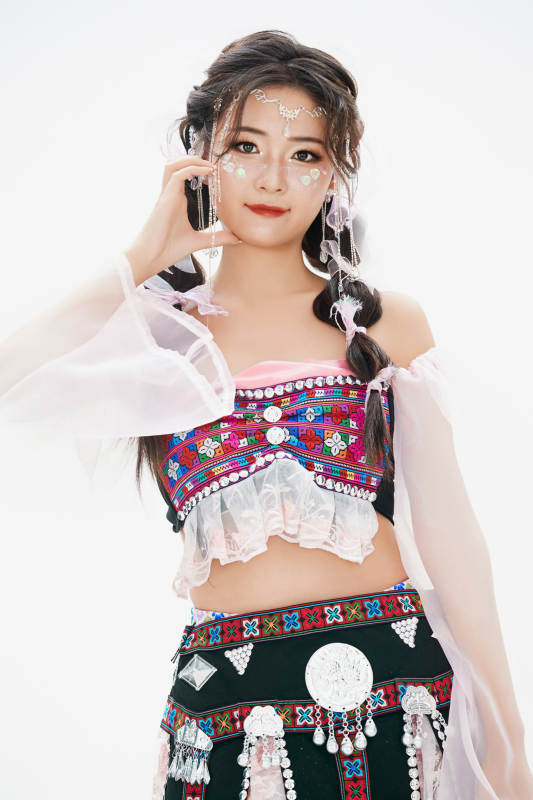 身穿中国少数民族哈尼族服饰的亚洲女性图片