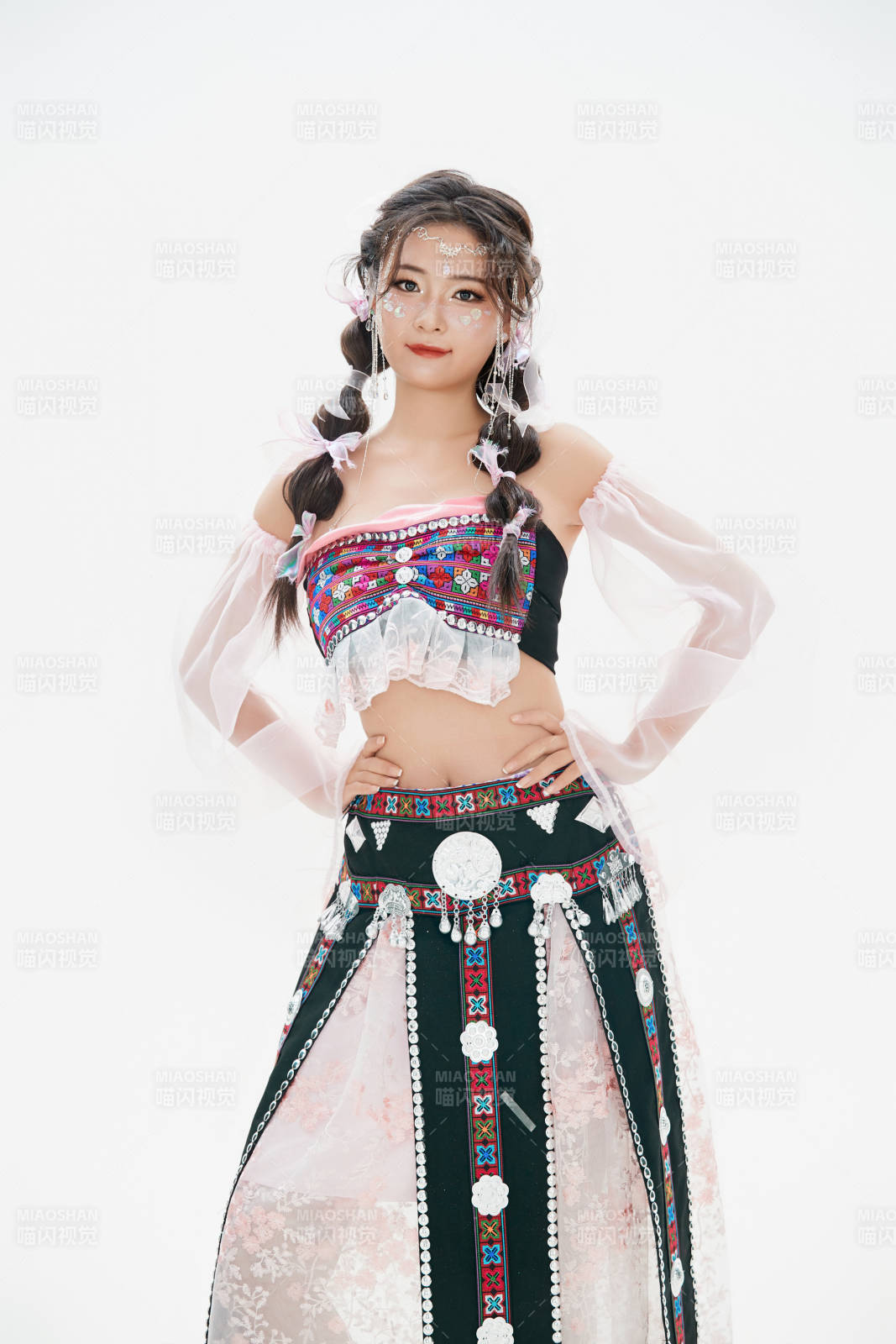 身穿中国少数民族哈尼族服饰的亚洲女性图片