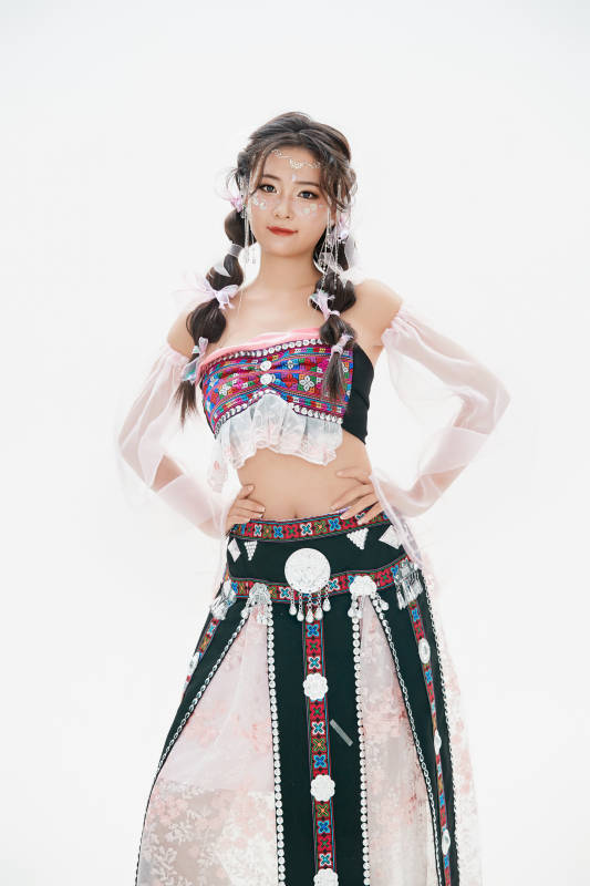 身穿中国少数民族哈尼族服饰的亚洲女性图片