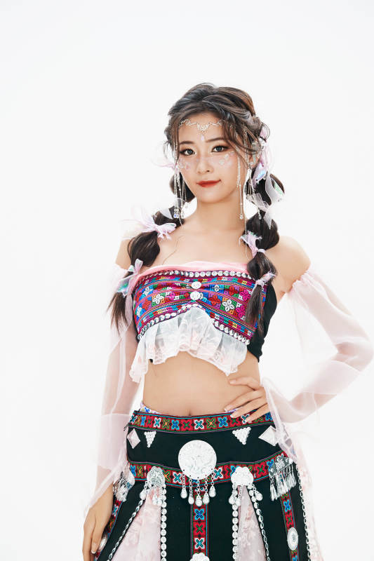 身穿中国少数民族哈尼族服饰的亚洲女性图片