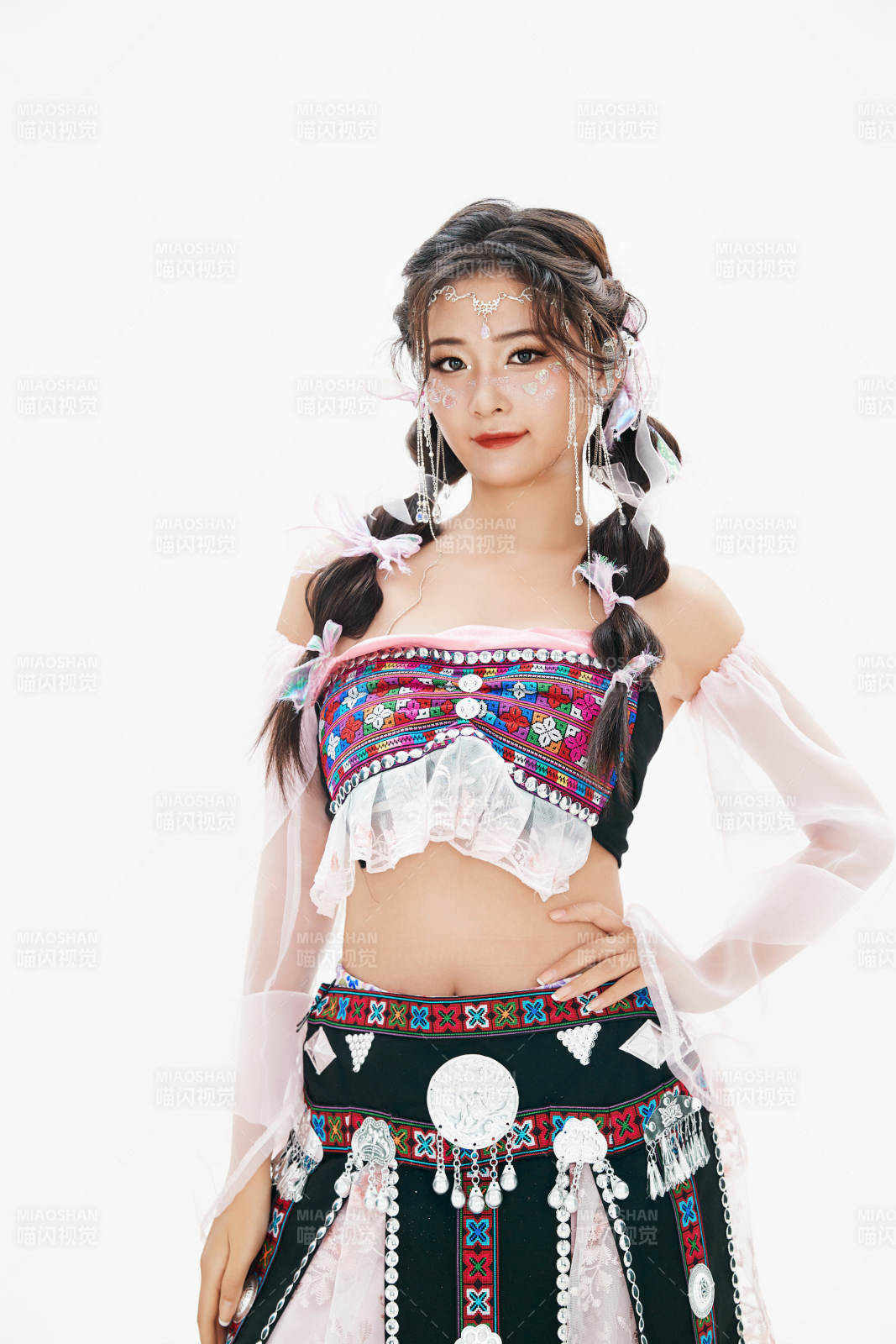 身穿中国少数民族哈尼族服饰的亚洲女性图片