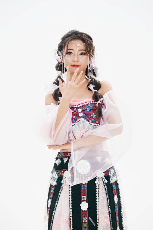 身穿中国少数民族哈尼族服饰的亚洲女性图片