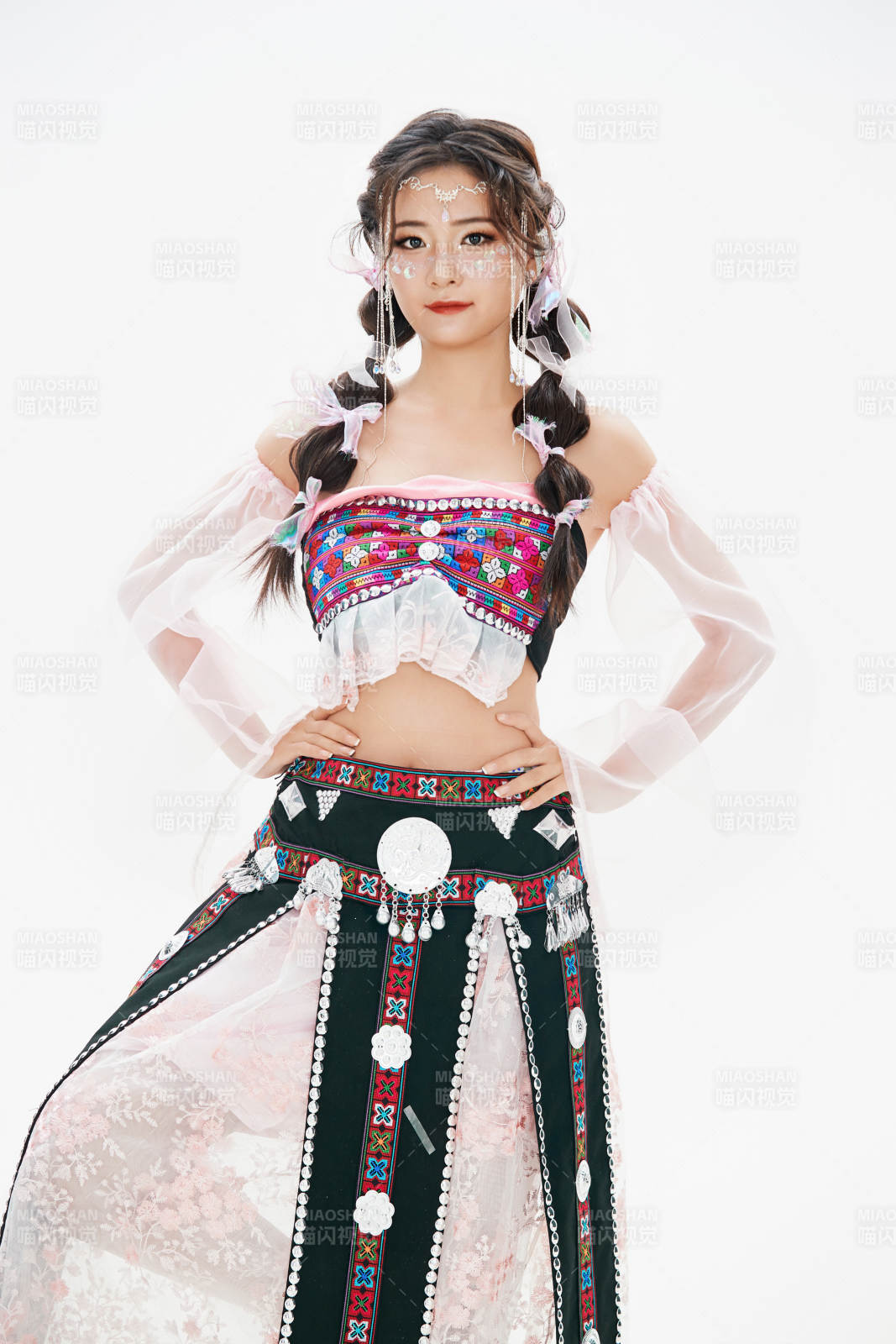 身穿中国少数民族哈尼族服饰的亚洲女性图片