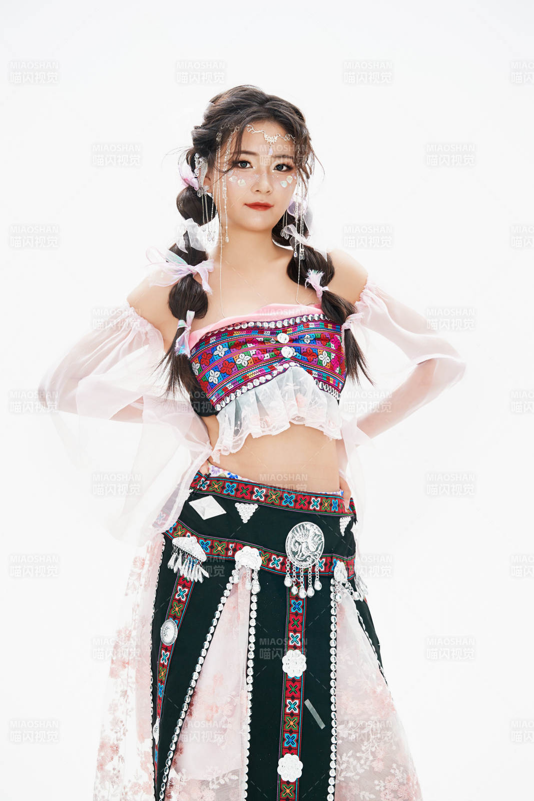 身穿中国少数民族哈尼族服饰的亚洲女性图片