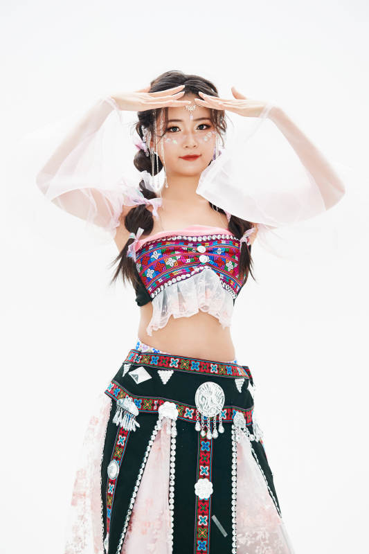 身穿中国少数民族哈尼族服饰的亚洲女性图片