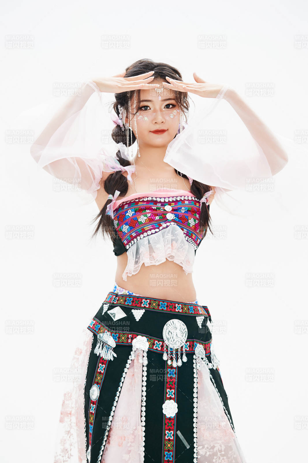 身穿中国少数民族哈尼族服饰的亚洲女性图片