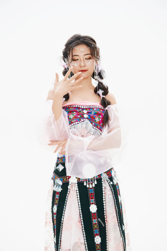 身穿中国少数民族哈尼族服饰的亚洲女性图片